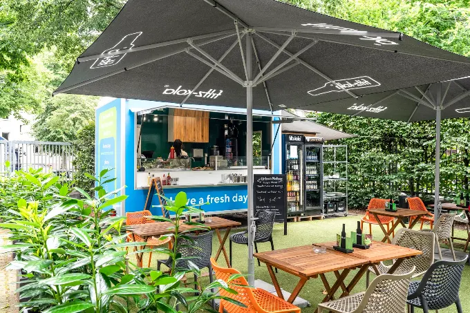 Café und Außenbereich auf dem Factory Campus